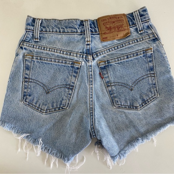 Vintage distressed cutoff Levi’s jean shorts - Picture 4 of 5